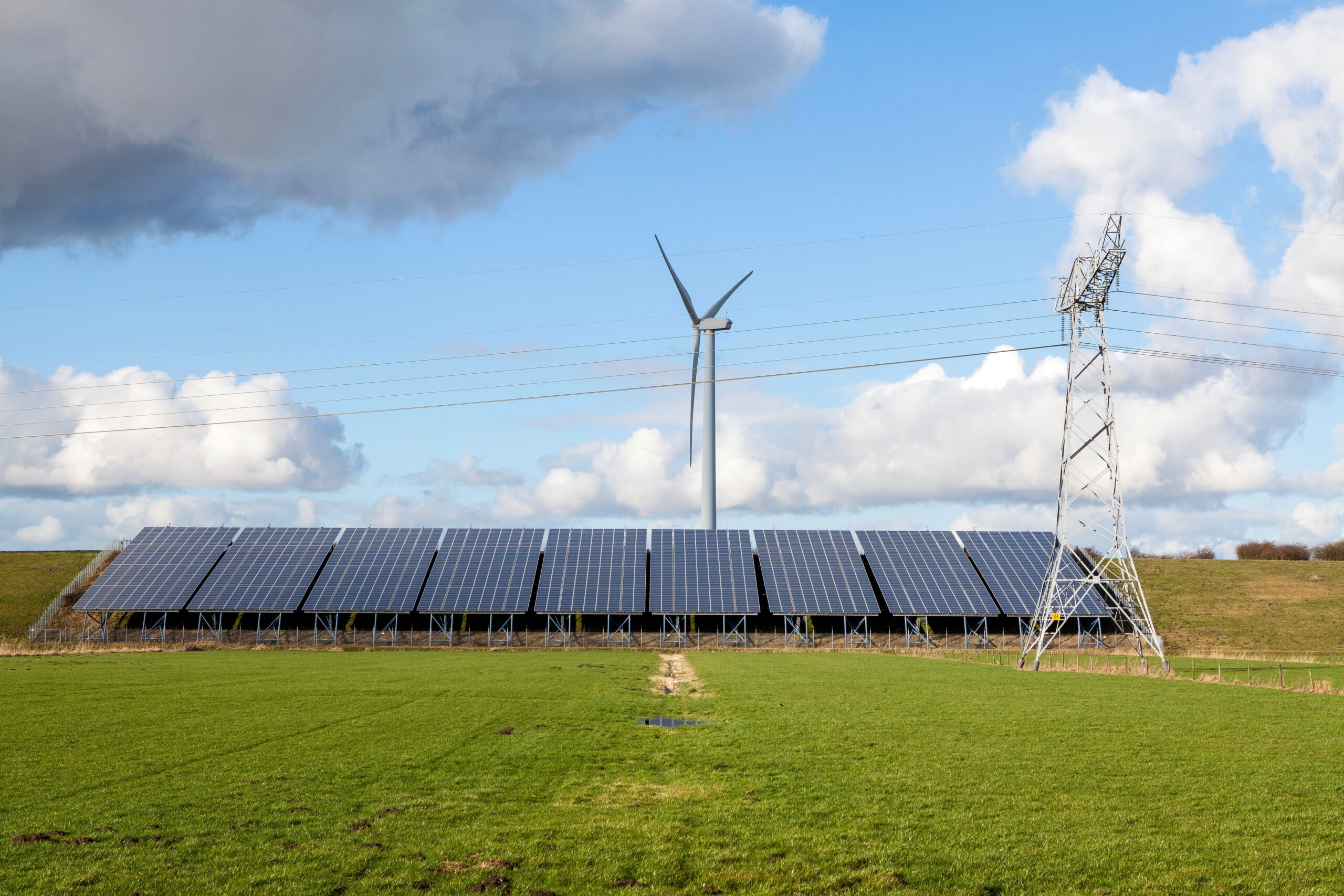 zonnepanelen-windturbine-mast-2